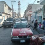 Choque entre camioneta y taxi en la zona centro deja daños materiales