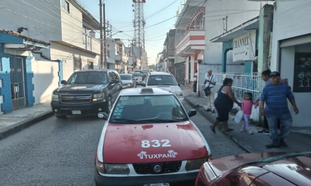 Choque entre camioneta y taxi en la zona centro deja daños materiales