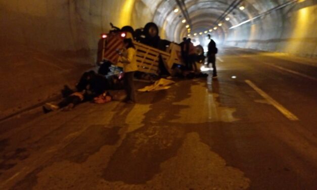 Trágica volcadura en el túnel Las Pilas deja un muerto y siete heridos
