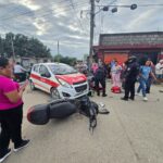Choque entre taxi y motocicleta deja dos personas lesionadas en la colonia Lázaro Cárdenas