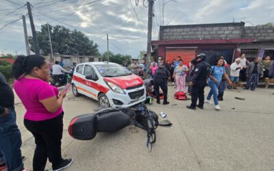Choque entre taxi y motocicleta deja dos personas lesionadas en la colonia Lázaro Cárdenas
