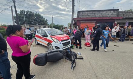 Choque entre taxi y motocicleta deja dos personas lesionadas en la colonia Lázaro Cárdenas