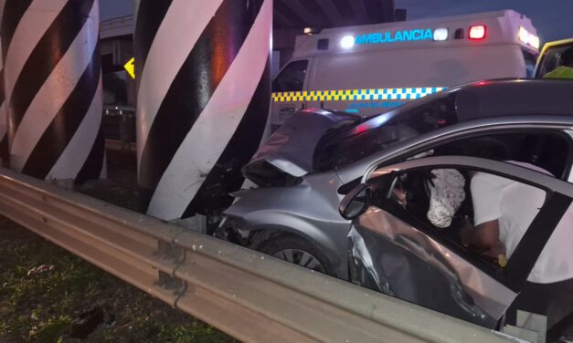 Auto se impacta contra estructura del Distribuidor del Libramiento Portuario; conductor sobrevive