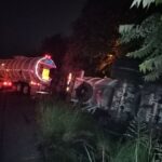 ¡Amanecer de acero! Tráiler “salchicha” se sale de la carretera y vuelca rumbo al puerto