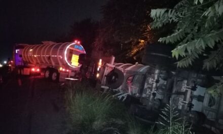 ¡Amanecer de acero! Tráiler “salchicha” se sale de la carretera y vuelca rumbo al puerto