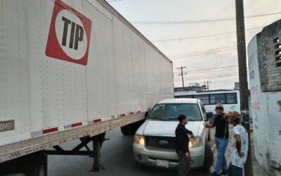 Tráiler VS camioneta en la Cuauhtémoc