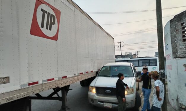 Tráiler VS camioneta en la Cuauhtémoc