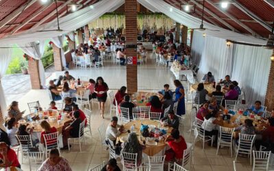 Emprendedoras de Tuxpan celebran cierre de talleres con exposición de artesanías navideñas
