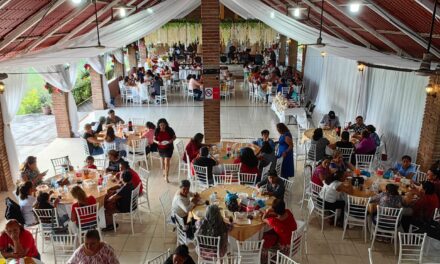 Emprendedoras de Tuxpan celebran cierre de talleres con exposición de artesanías navideñas