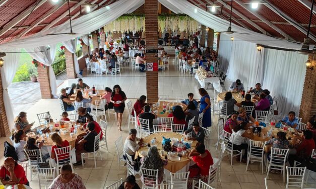 Emprendedoras de Tuxpan celebran cierre de talleres con exposición de artesanías navideñas