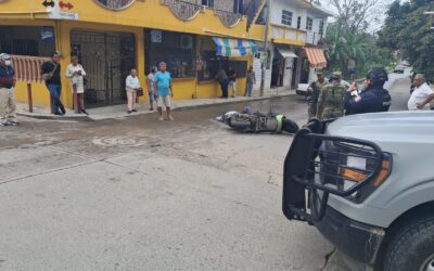 Invasión de carril provoca choque y deja a motociclista lesionada en la Rosa María