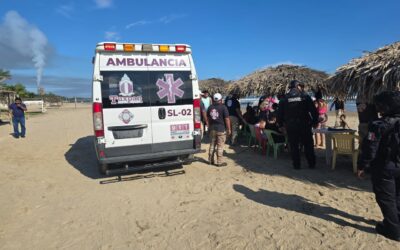 Rescatan a cinco turistas del Estado de México de morir ahogados en Playa Martita