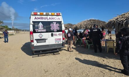 Rescatan a cinco turistas del Estado de México de morir ahogados en Playa Martita