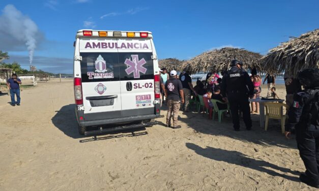 Rescatan a cinco turistas del Estado de México de morir ahogados en Playa Martita