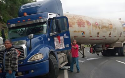 Pipa de gas se queda sin frenos y bloquea parcialmente la México–Tuxpan