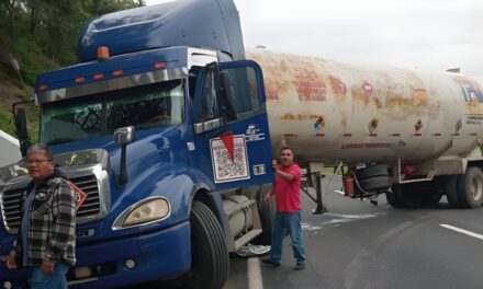 Pipa de gas se queda sin frenos y bloquea parcialmente la México–Tuxpan