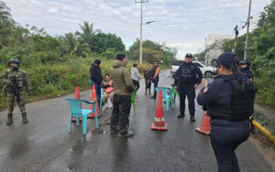 Bloqueo en San Antonio impide paso a empleados de la CFE