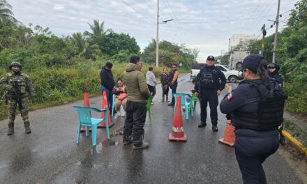 Bloqueo en San Antonio impide paso a empleados de la CFE