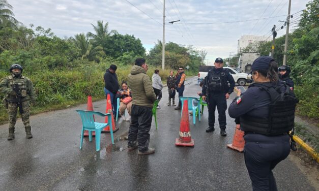 Bloqueo en San Antonio impide paso a empleados de la CFE