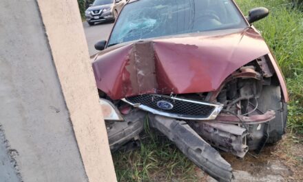 ¡Por fin es viernes! Conductor se duerme y choca contra poste nuevo de la CFE en la Tuxpan–Tampico