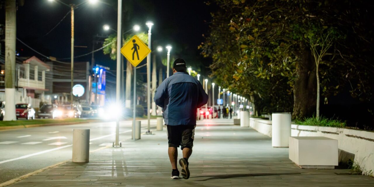 Daniel Cortina ilumina Tuxpan: Reactiva más de 400 luminarias en el bulevar de Tuxpan