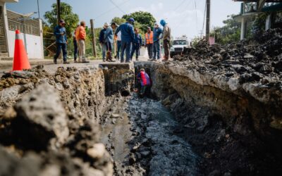 El alcalde Daniel Cortina, verifica trabajos del socavón en la calle 18 de Marzo
