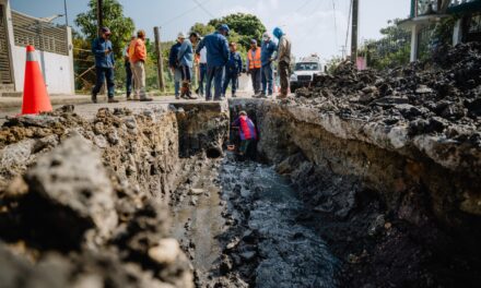 El alcalde Daniel Cortina, verifica trabajos del socavón en la calle 18 de Marzo