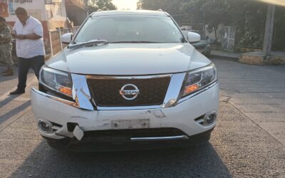 Invade carril y choca en el Esfuerzo