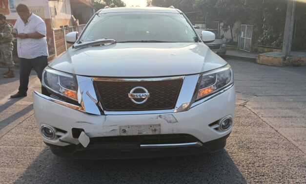 Invade carril y choca en el Esfuerzo