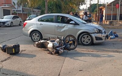 Joven motociclista resulta lesionado tras choque en Infonavit Tenechaco