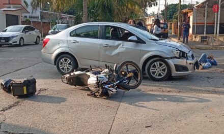 Joven motociclista resulta lesionado tras choque en Infonavit Tenechaco