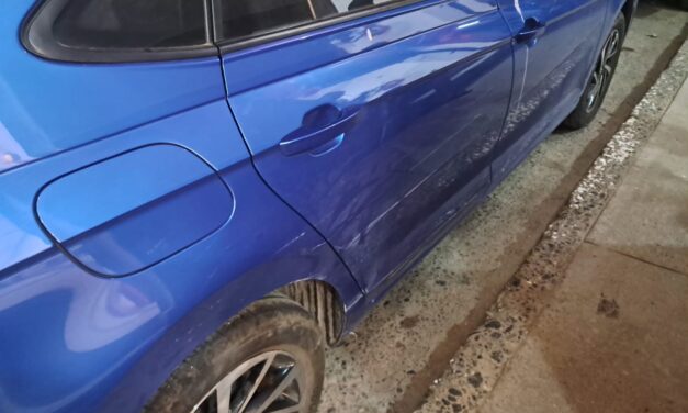 Maniobra en reversa provoca colisión en la colonia Centro de Tuxpan; no hubo lesionados