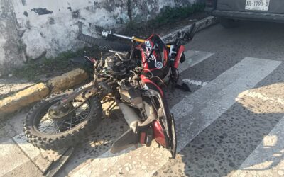 Motociclista resulta lesionado tras fuerte choque en la avenida Independencia