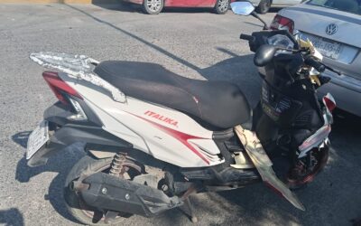 Motociclista se pasa el alto y choca en Santiago de la Peña