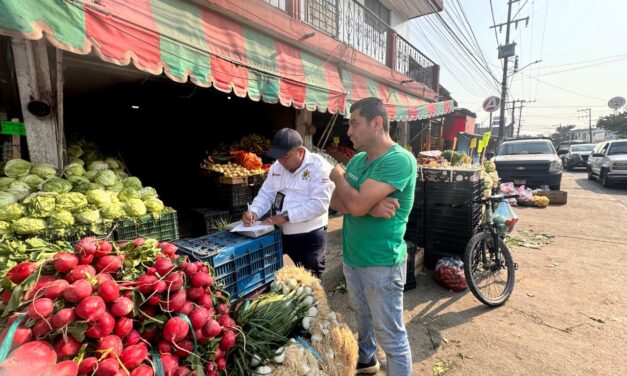 Operativo de Tránsito libera banquetas y espacios viales en el Mercadito Héroes del 47