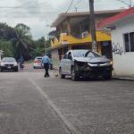 Se estrellan taxi y auto particular en cruce de la Rosa María; sólo deja daños materiales