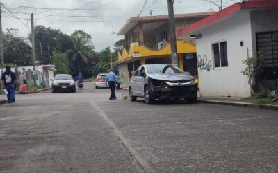 Se estrellan taxi y auto particular en cruce de la Rosa María; sólo deja daños materiales