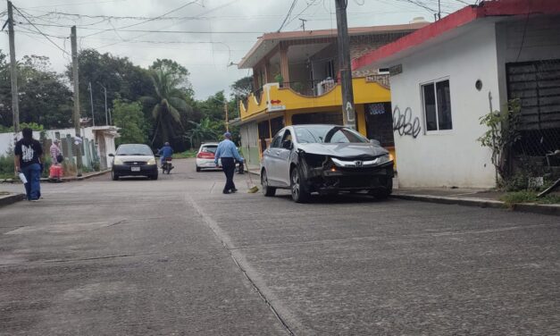 Se estrellan taxi y auto particular en cruce de la Rosa María; sólo deja daños materiales