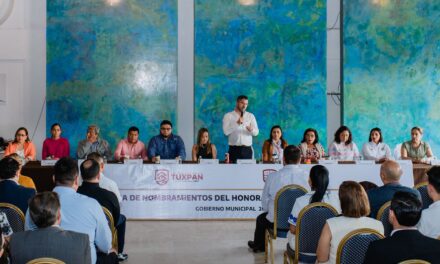 El alcalde Daniel Cortina, entrega nombramientos a directores y coordinadores del Ayuntamiento de Tuxpan