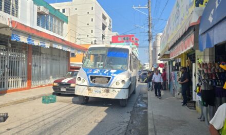 Arrollado en el Centro de Tuxpan por accidente inusual; no hubo autoridad, lo auxilió la gente