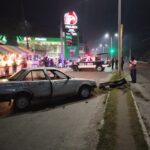 Tsuru pierde el control y se impacta contra luminaria municipal en la López