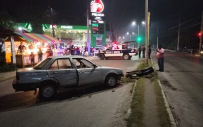 Tsuru pierde el control y se impacta contra luminaria municipal en la López