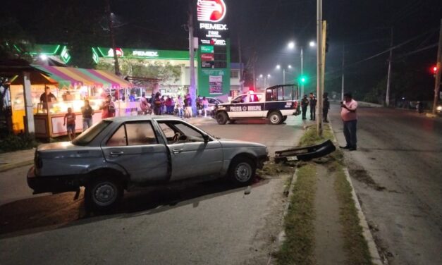 Tsuru pierde el control y se impacta contra luminaria municipal en la López