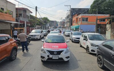 Choque por alcance entre taxis paraliza el Centro de Tuxpan; piden protocolo ágil para liberar vialidades