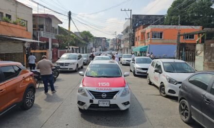 Choque por alcance entre taxis paraliza el Centro de Tuxpan; piden protocolo ágil para liberar vialidades
