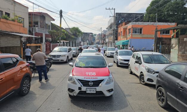 Choque por alcance entre taxis paraliza el Centro de Tuxpan; piden protocolo ágil para liberar vialidades