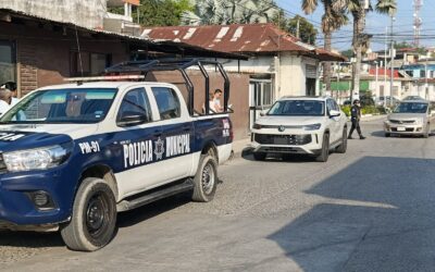 Se pasa el alto y le pega a una SUV del año