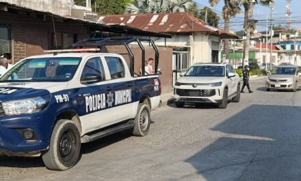 Se pasa el alto y le pega a una SUV del año
