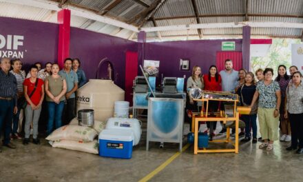 El alcalde Daniel Cortina hace entrega de equipos para el sector tortillero, junto al DIF Municipal.
