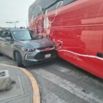 Choque entre ADO y camioneta en el bulevar Independencia deja solo daños materiales